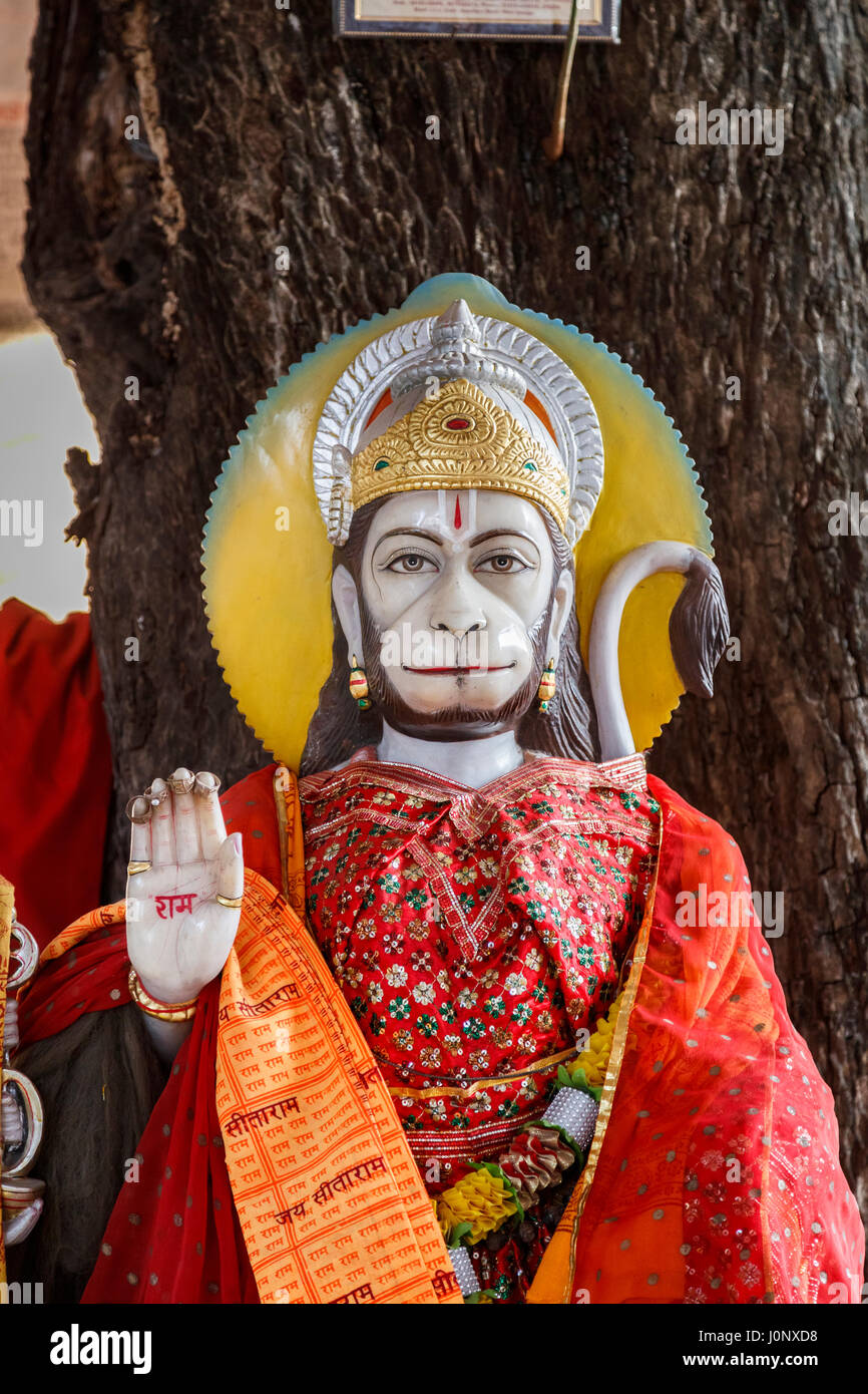 Statua di indù dio scimmia Hanuman nel tempio locale, Pragpur, un villaggio del patrimonio culturale nel quartiere Kagra, Himachal Pradesh, India Foto Stock