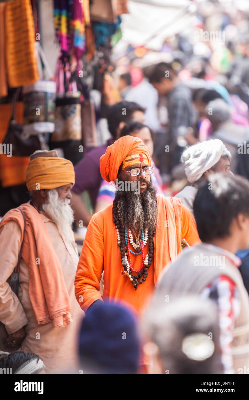 BADRINATH INDIA, 5 giugno - Un sadhu tra i pellegrini sulle strade vicino al tempio di Badarinath in India del Nord il 5 giugno 2013 Foto Stock