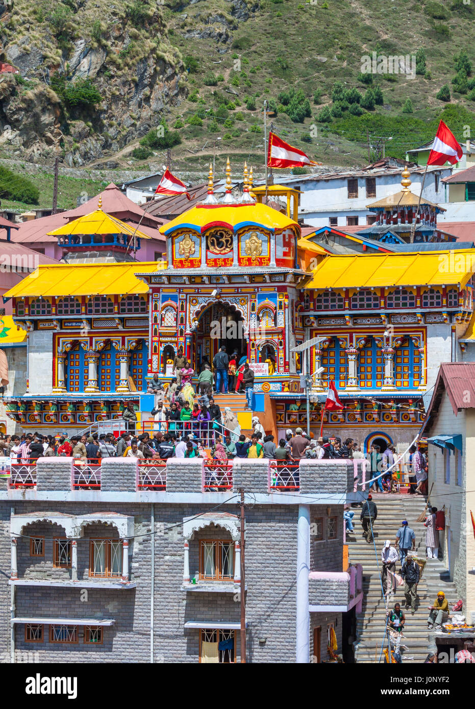 BADRINATH, Uttarakhand, India - CIRCA NEL MAGGIO 2013: pellegrini Indù salire i gradini del tempio di Badri-Narayana in stato himalayano di Uttarakhand, Foto Stock