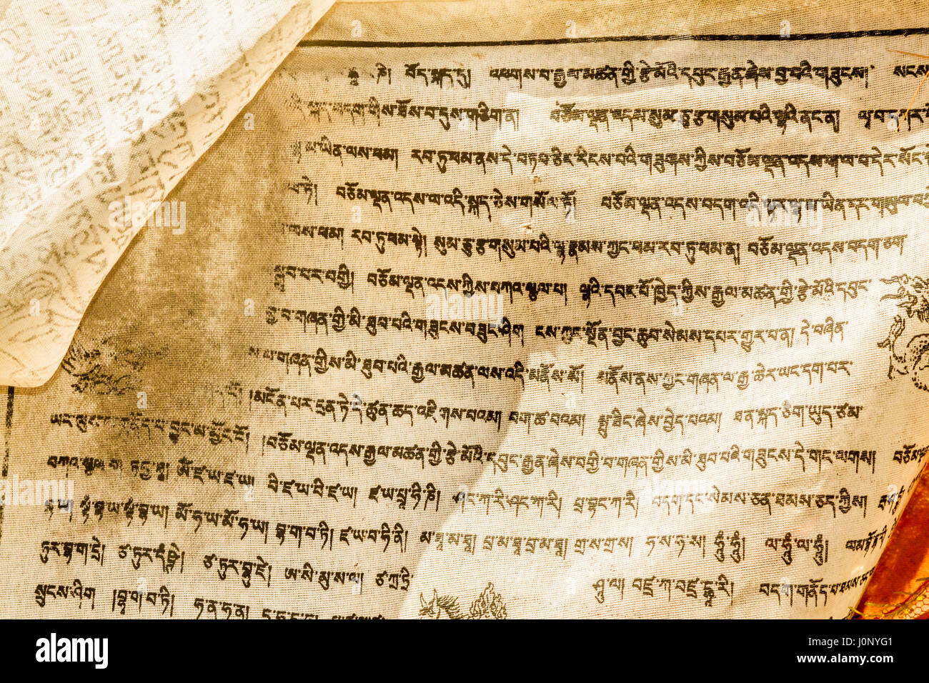 Una chiusura di un bianco preghiera tibetano bandiera. Foto Stock