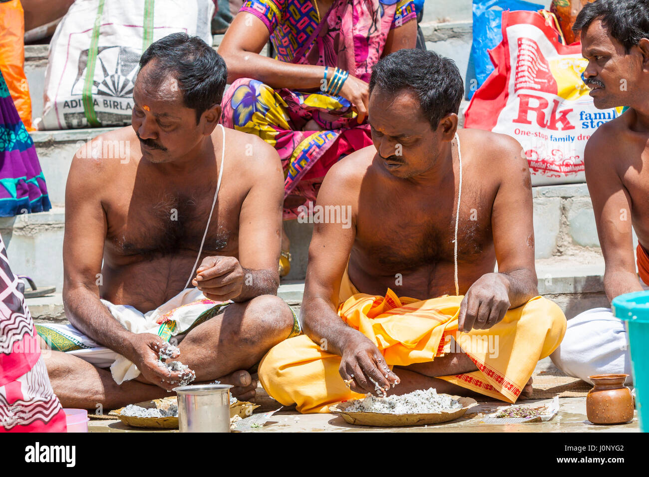 BADRINATH, INDIA, 5 giugno - Pellegrini offre preghiere per i loro antenati vicino al fiume Alakananda presso il tempio di Badarinath in India del Nord il 5 giugno Foto Stock