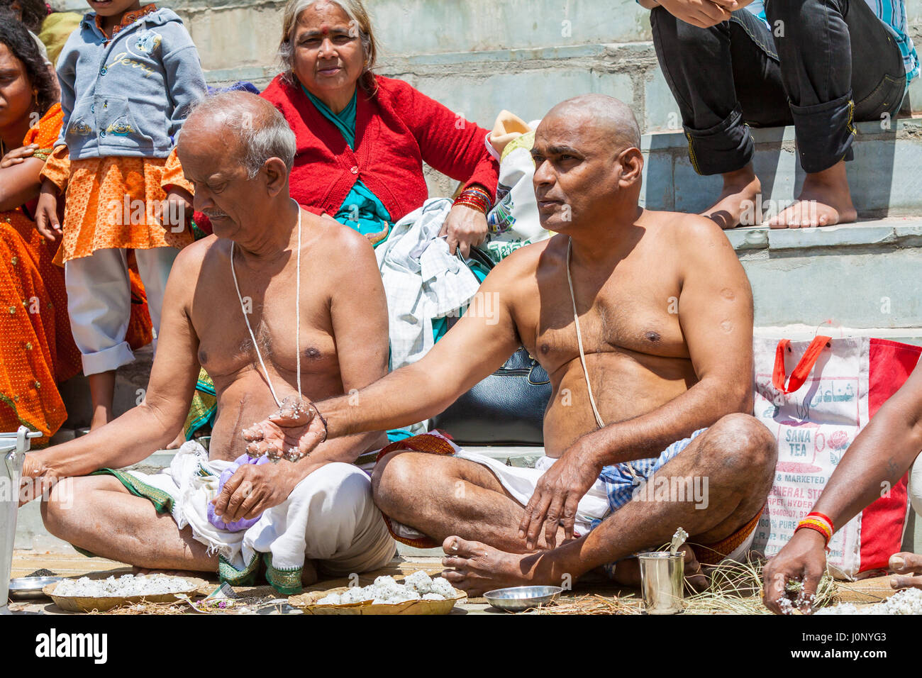BADRINATH, INDIA, 5 giugno - Pellegrini offre preghiere per i loro antenati vicino al fiume Alakananda presso il tempio di Badarinath in India del Nord il 5 giugno Foto Stock