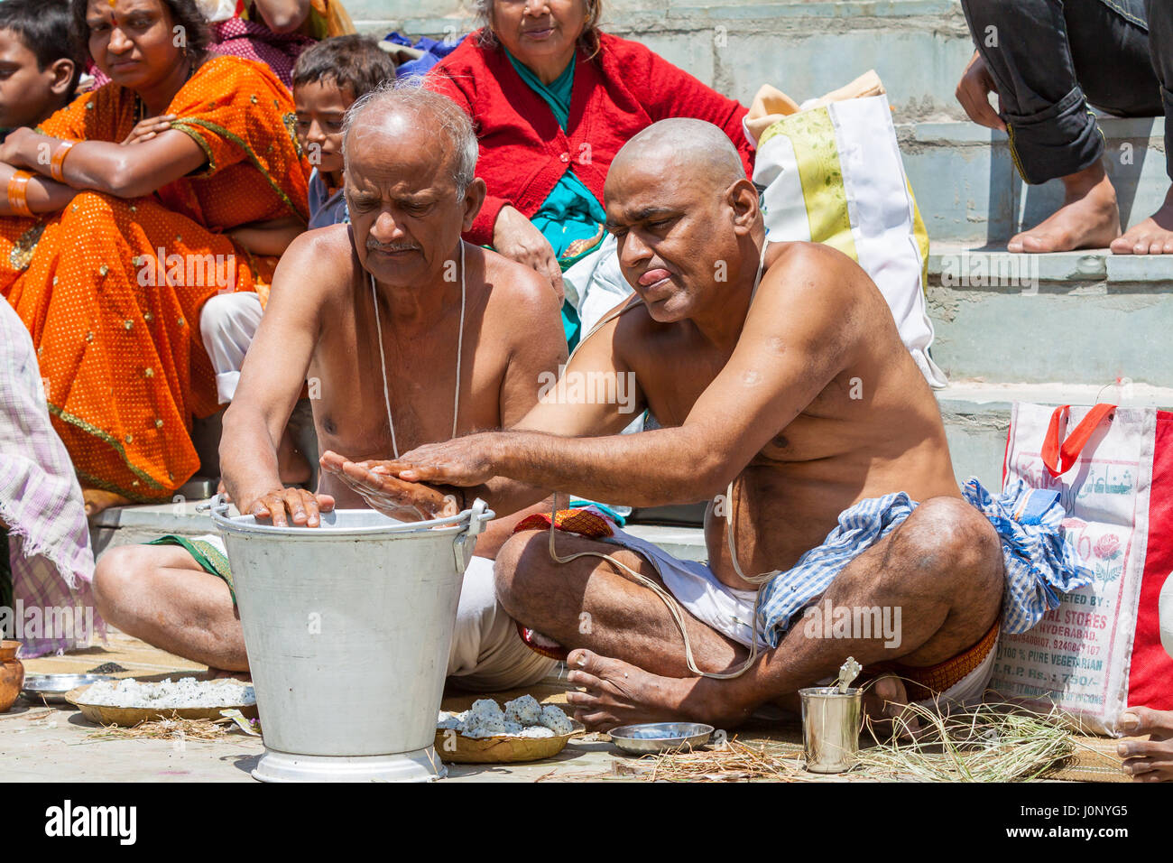 BADRINATH, INDIA, 5 giugno - Pellegrini offre preghiere per i loro antenati vicino al fiume Alakananda presso il tempio di Badarinath in India del Nord il 5 giugno Foto Stock