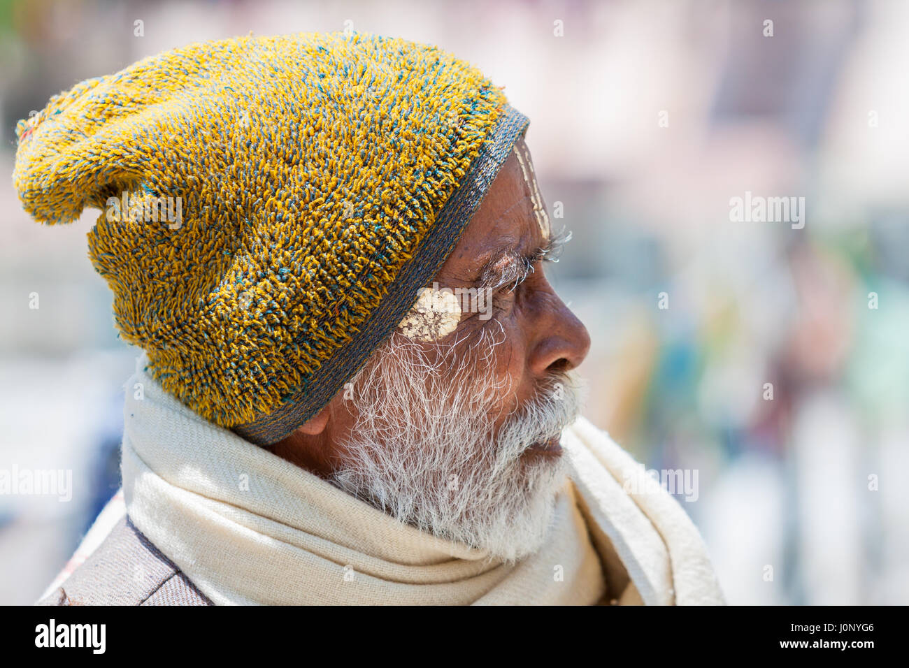 BADRINATH - INDIA, 5 giugno - Un vecchio pellegrino al tempio di Badarinath in India del Nord il 5 giugno 2013 Foto Stock