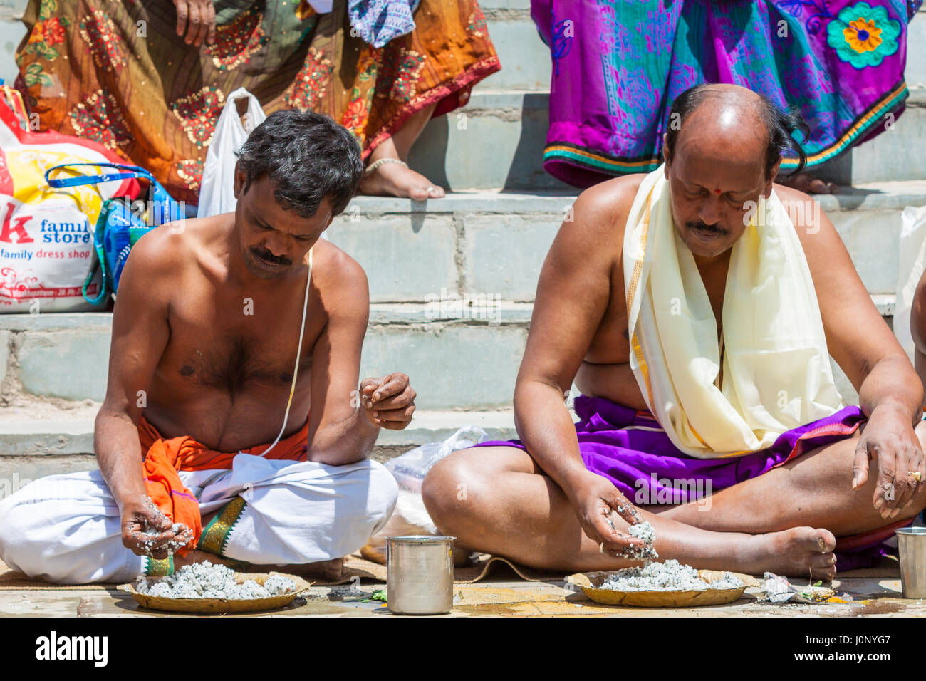 BADRINATH, INDIA, 5 giugno - Pellegrini offre preghiere per i loro antenati vicino al fiume Alakananda presso il tempio di Badarinath in India del Nord il 5 giugno Foto Stock