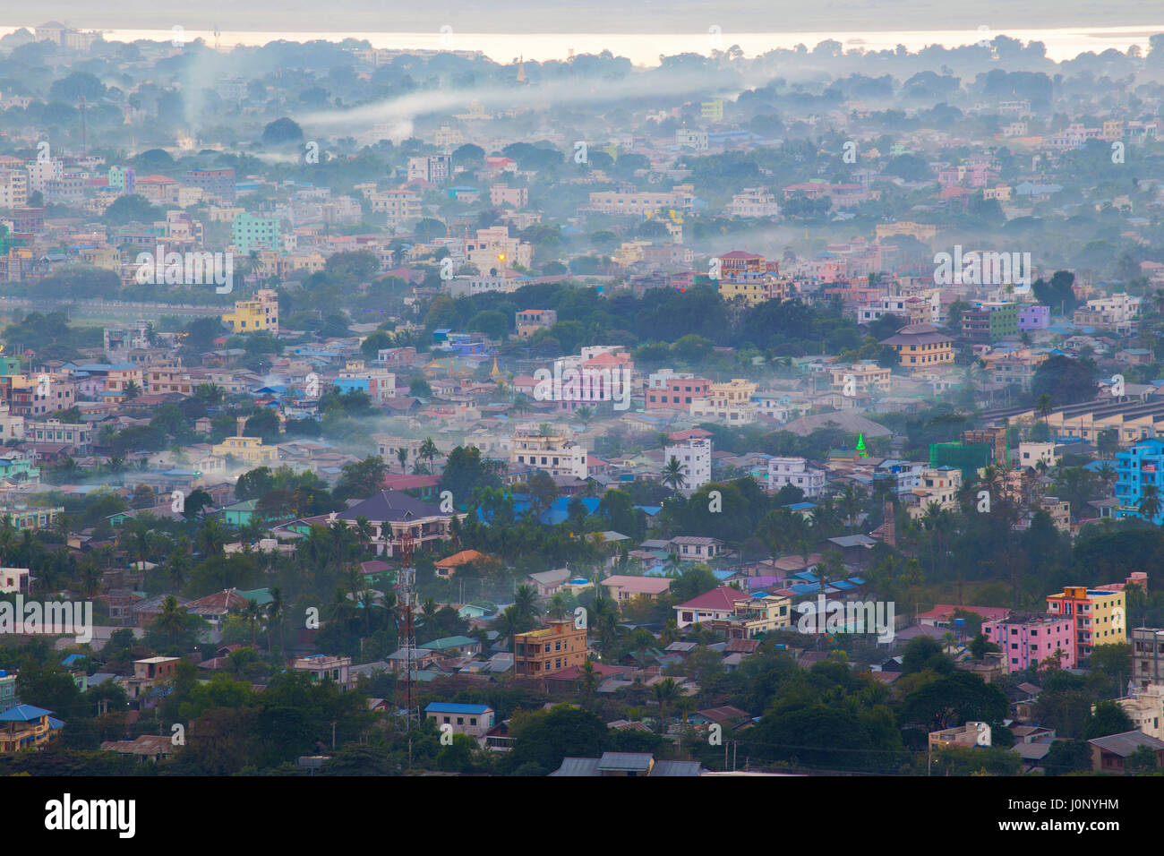 Mandalay con il lago di montagna, templi e pagode visto dalla collina di Mandalay al tramonto, la Birmania. Foto Stock