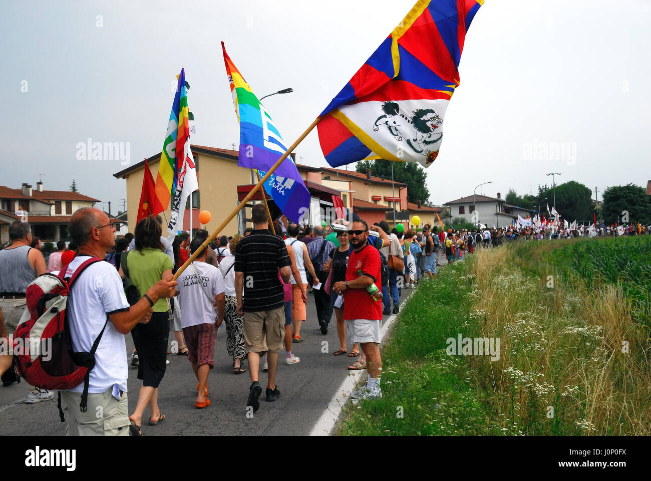 Vicenza, Veneto, Italia. Manifestazione contro la realizzazione della nuova base militare degli Stati Uniti all'aeroporto Dal Molin, che permetterebbe di consolidare altri insediamenti noi già presenti sul territorio di Vicenza come la Caserma Ederle e il sito Plutone base di Longare. Migliaia di persone hanno marciato per le strade di Vicenza si scontrano con la polizia e carabinieri e che occupa una parte della zona destinata alla nuova base USA. Foto Stock