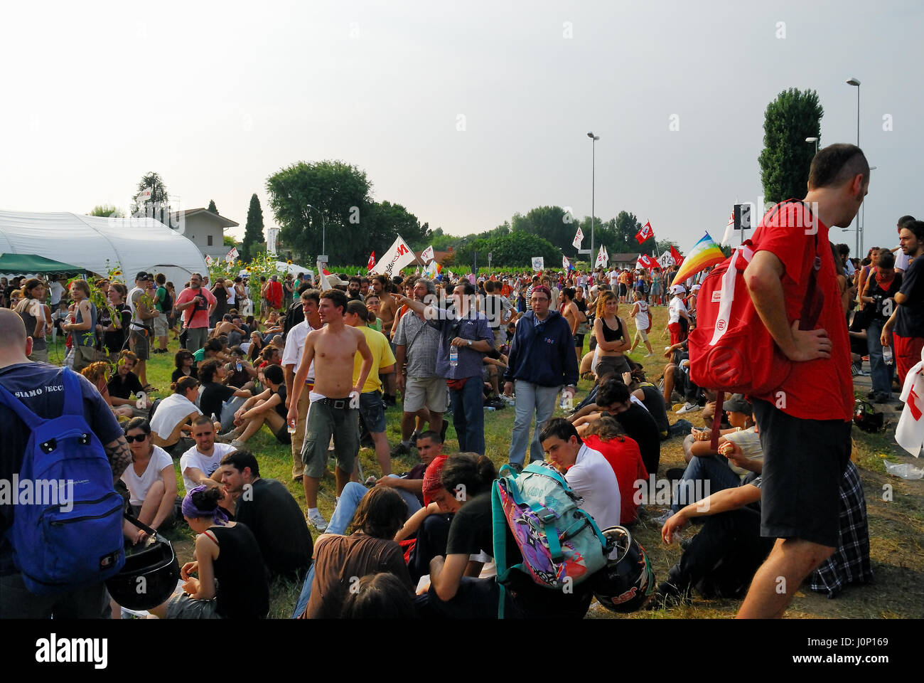 Vicenza, Veneto, Italia. Manifestazione contro la realizzazione della nuova base militare degli Stati Uniti all'aeroporto Dal Molin, che permetterebbe di consolidare altri insediamenti noi già presenti sul territorio di Vicenza come la Caserma Ederle e il sito Plutone base di Longare. Migliaia di persone hanno marciato per le strade di Vicenza si scontrano con la polizia e carabinieri e che occupa una parte della zona destinata alla nuova base USA. Foto Stock