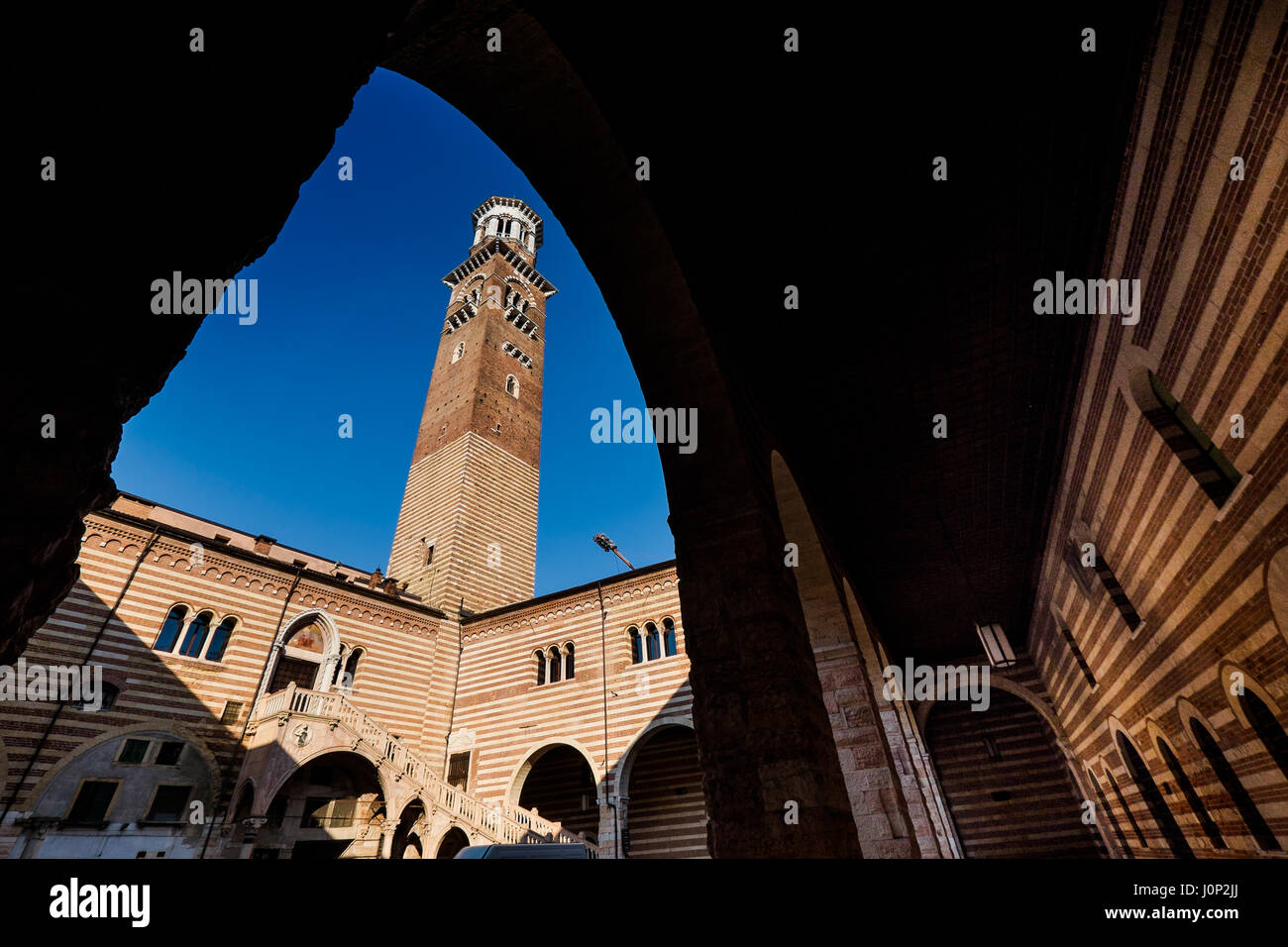 Verona, Italia - Torre dei Lamberti dal cortile di Palazzo della Ragione, il Palazzo della Ragione di Verona Foto Stock