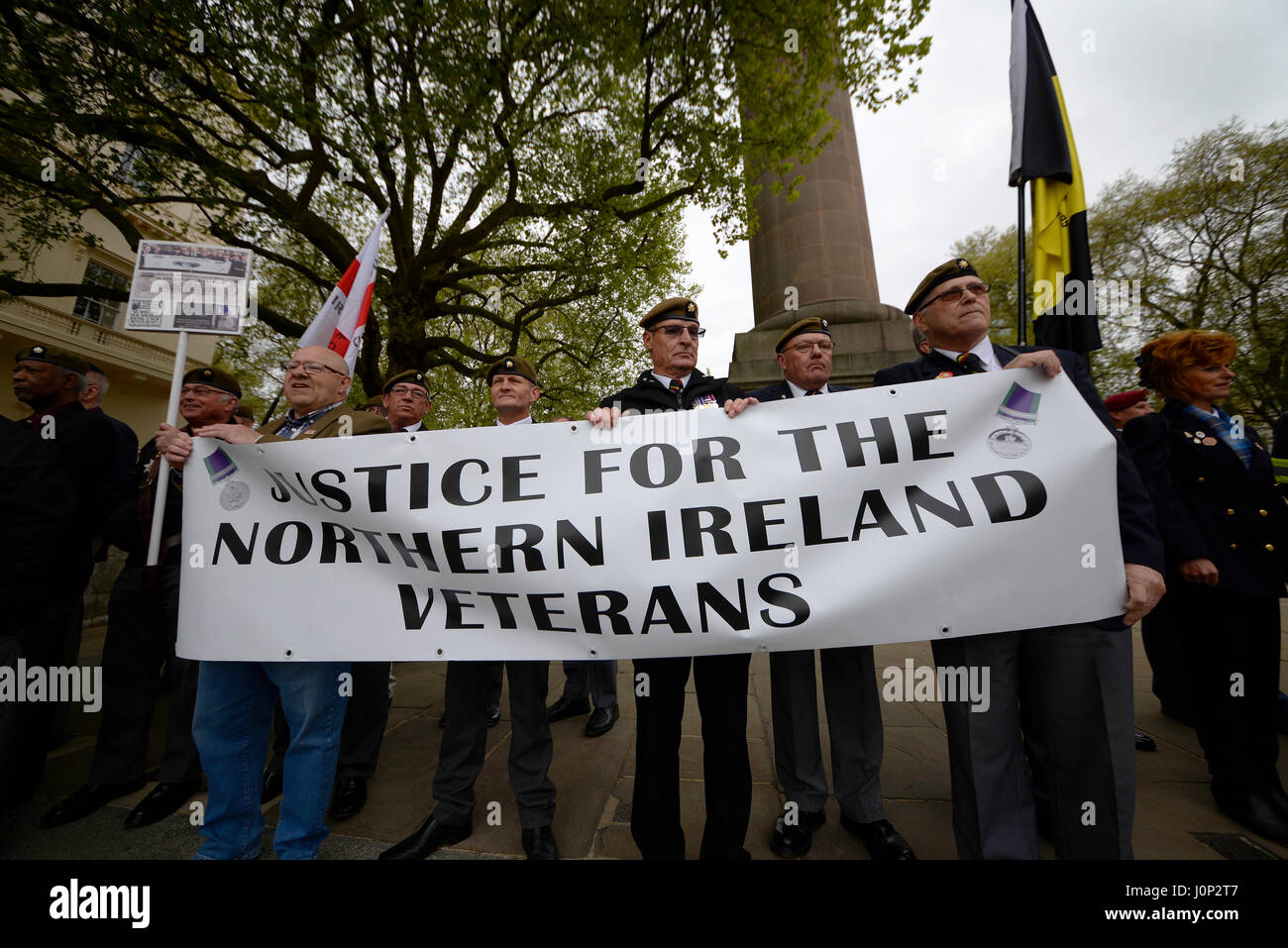 Una stima di 1.000 veterani hanno marciato su Downing Street per protestare contro ciò che crede è il "hounding" dei soldati che hanno servito in Irlanda del Nord. Foto Stock