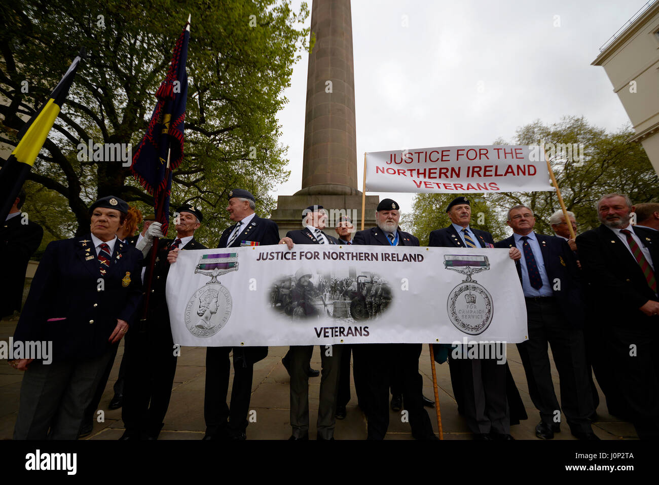 Una stima di 1.000 veterani hanno marciato su Downing Street per protestare contro ciò che crede è il "hounding" dei soldati che hanno servito in Irlanda del Nord. Foto Stock