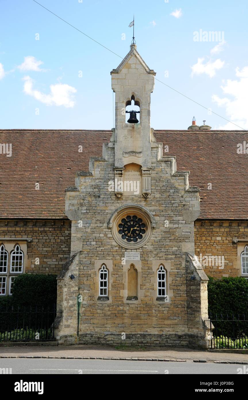 La vecchia scuola, Pavenham, Bedfordshire, è dotato di un orologio che è stata collocata qui nel ricordo affettuoso di Giuseppe Tucker A.D. 1877 Foto Stock