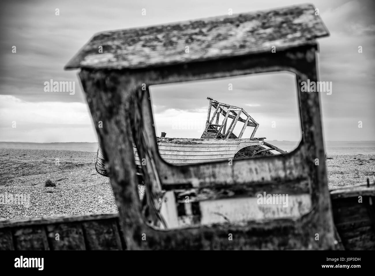 Abbandonate abbandonate barche di pescatori sulla spiaggia di ciottoli paesaggio invernale Foto Stock