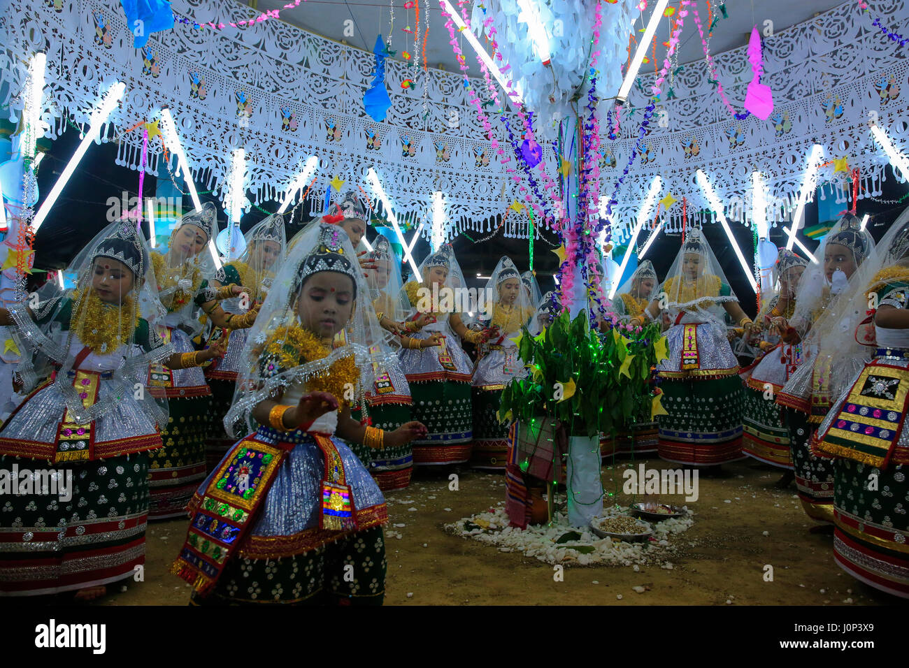 Le ragazze dell'Monipuri comunità etniche eseguirà danze durante il Ras Leela festival, in Madhabpur, Maulvi bazar, Bangladesh. Il Bishnupriya Manipuri Co Foto Stock