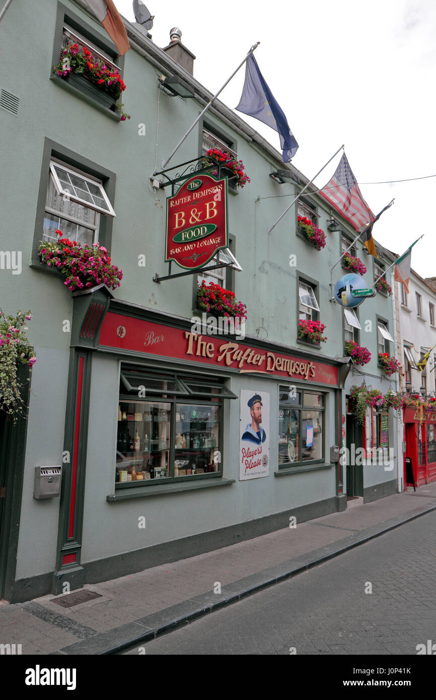 Il puntone Dempsey's public house sul Convento Street nella città di Kilkenny, nella Contea di Kilkenny, Irlanda (Eire). Foto Stock