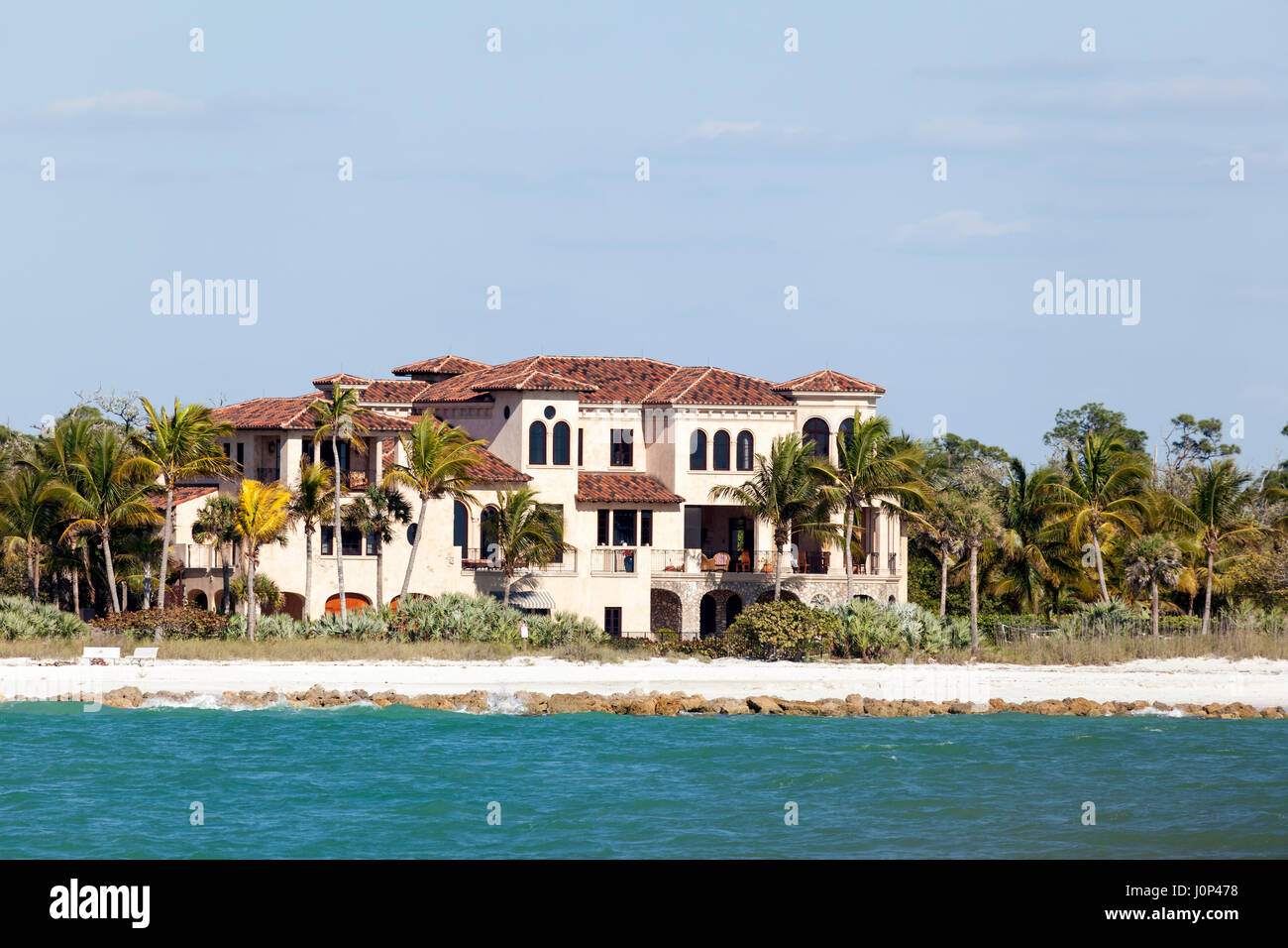 Napoli, Fl, Stati Uniti d'America - 18 Marzo 2017: Luxury Waterfront Villa nella città di Napoli. Florida, Stati Uniti Foto Stock