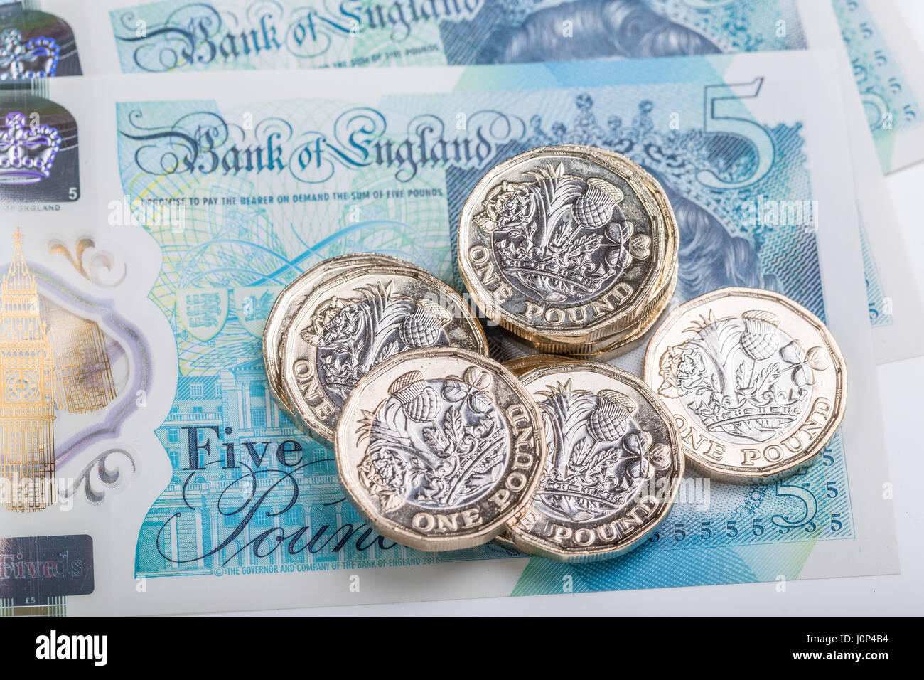 Nuova forma british una libbra di monete e un cinque pound nota Foto Stock