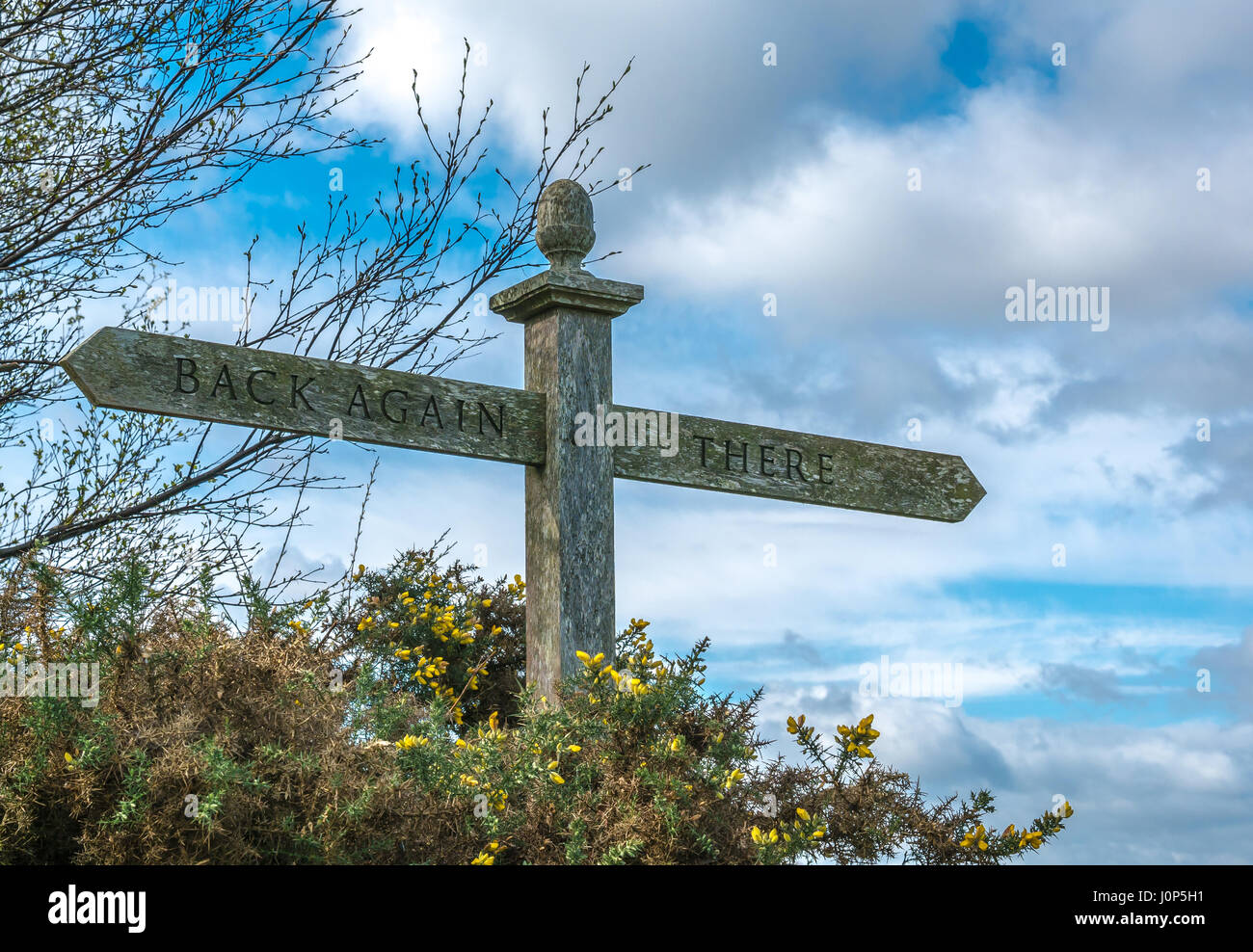 Insolita divertente cartello in legno rivolti in direzioni opposte con sottotitoli da The Hobbit, andata e ritorno, da JRR Tolkien, Scotland, Regno Unito Foto Stock