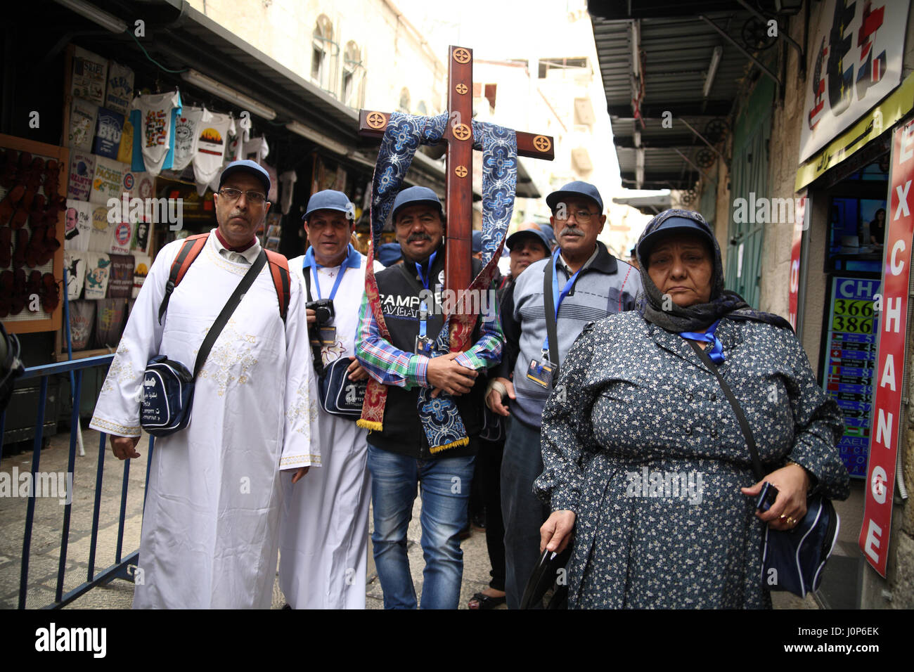 Una processione del Venerdì Santo Via Dolorosa, egiziano popolo cristiano copto, pellegrini, portare una croce di legno. La città vecchia di Gerusalemme, Israele. 14.04.2 Foto Stock