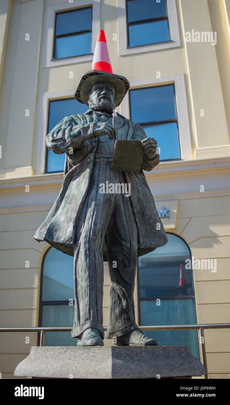 Thomas Edward Brown Manx poeta statua con cono di traffico sul suo capo, Douglas Isle Of Man Foto Stock