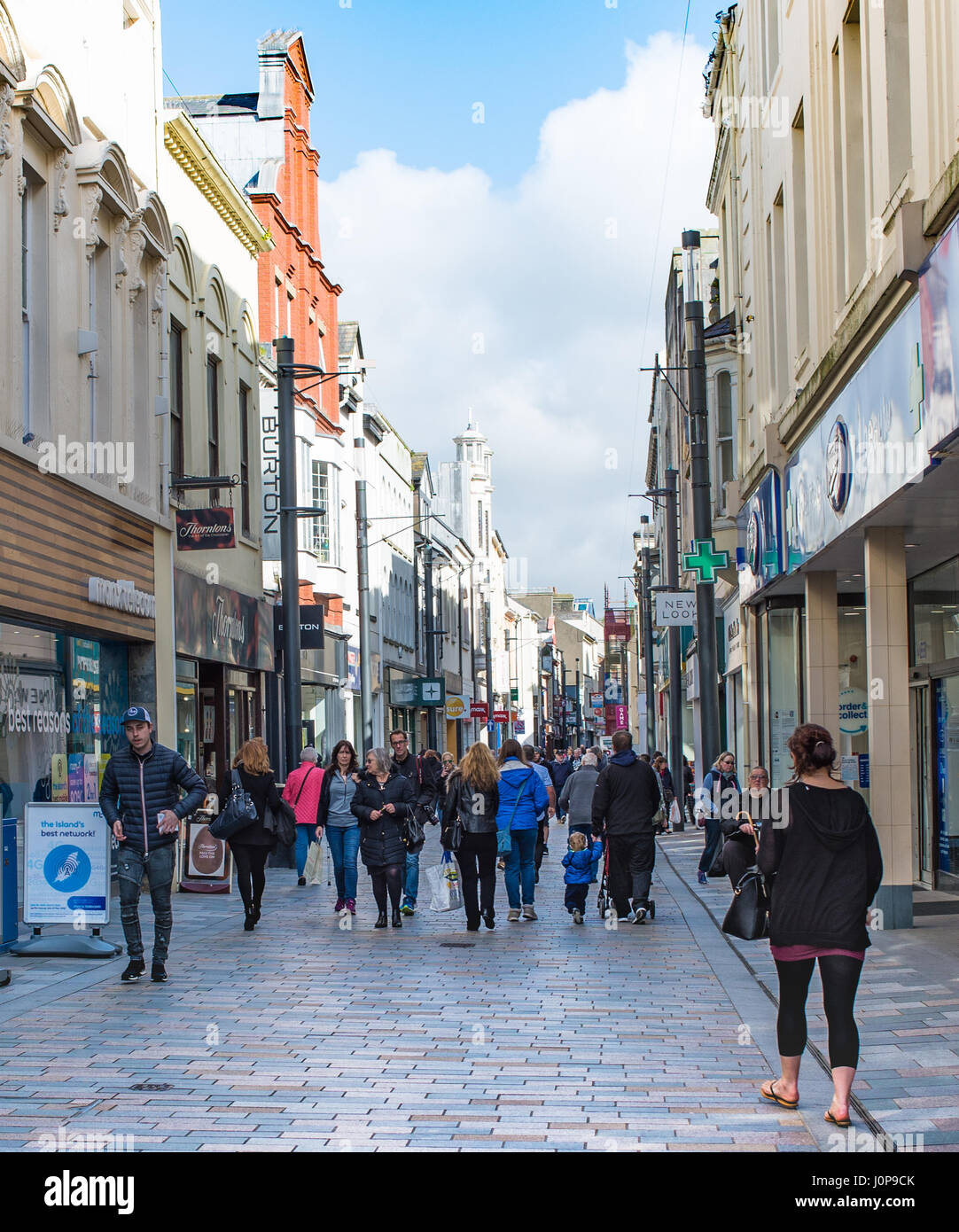 Busy shopping street view, Strand Street, Douglas, Isola di Man Foto Stock