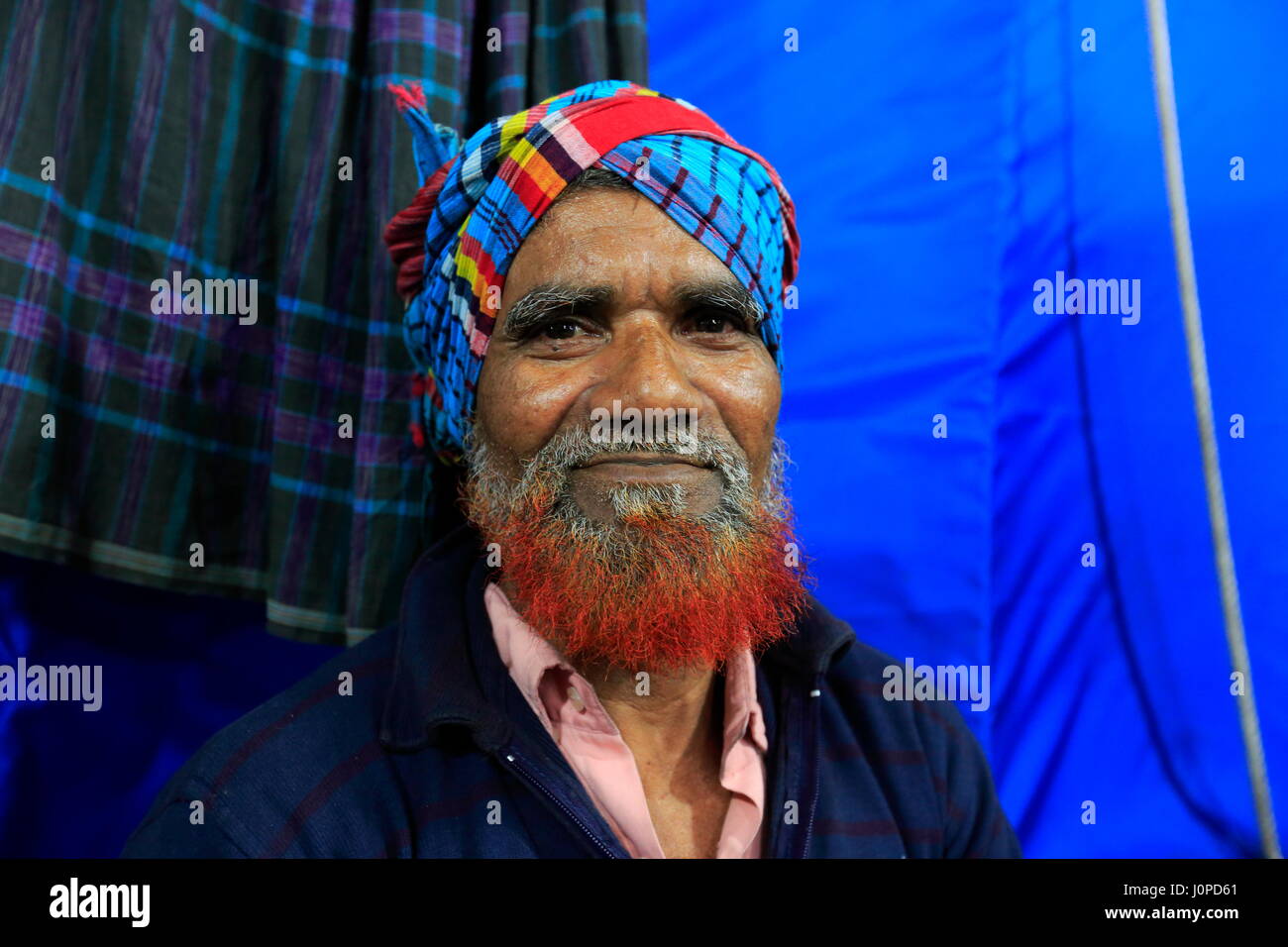 Ritratto di un set per la preparazione di tè proprietario di stallo. Bhola, Bangladesh Foto Stock