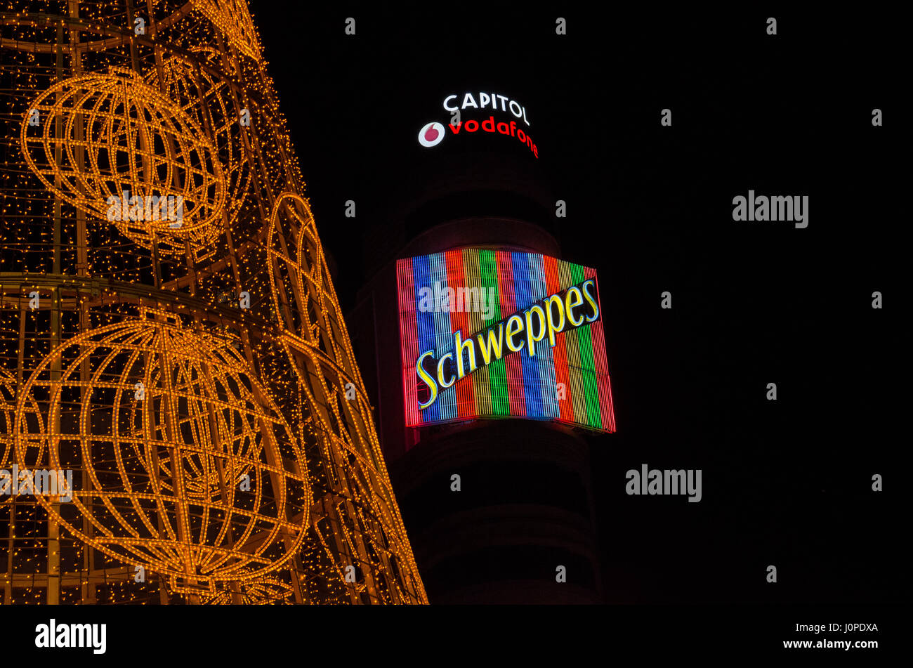 Vista l'albero di Natale promossa dalla Lotteria Spagnola e sullo sfondo la Schweppes pubblicità al neon sulla sommità di Carrion edificio in Madrid. Foto Stock