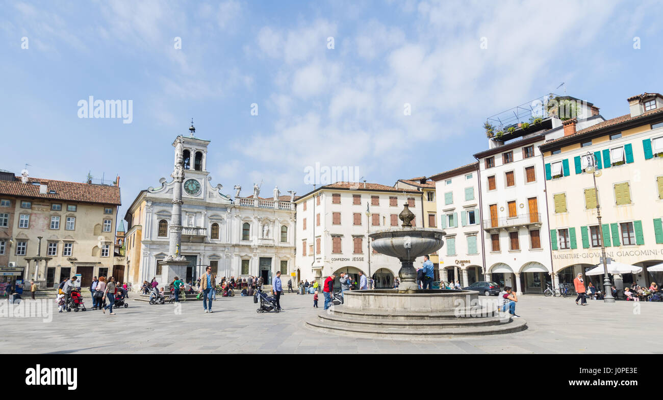 Piazza Matteotti, una tipica piazza italiana, nel cuore di Udine (9 aprile 2017) Foto Stock