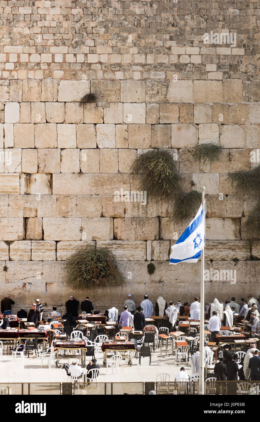 Bandiera di Israele che fluttua nel vento davanti al santo il Muro del Pianto, uno dei luoghi più sacri per il popolo ebraico. Foto Stock