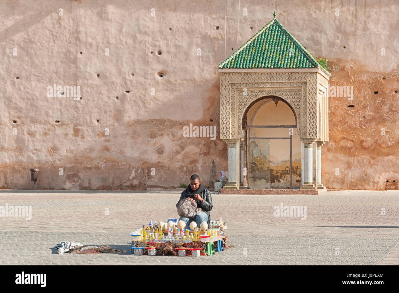 MEKNES, Marocco - 18 febbraio 2017: l'uomo non identificato la vendita nella piazza di Meknes, Marocco. Meknes è una delle quattro città imperiali del Marocco. Foto Stock