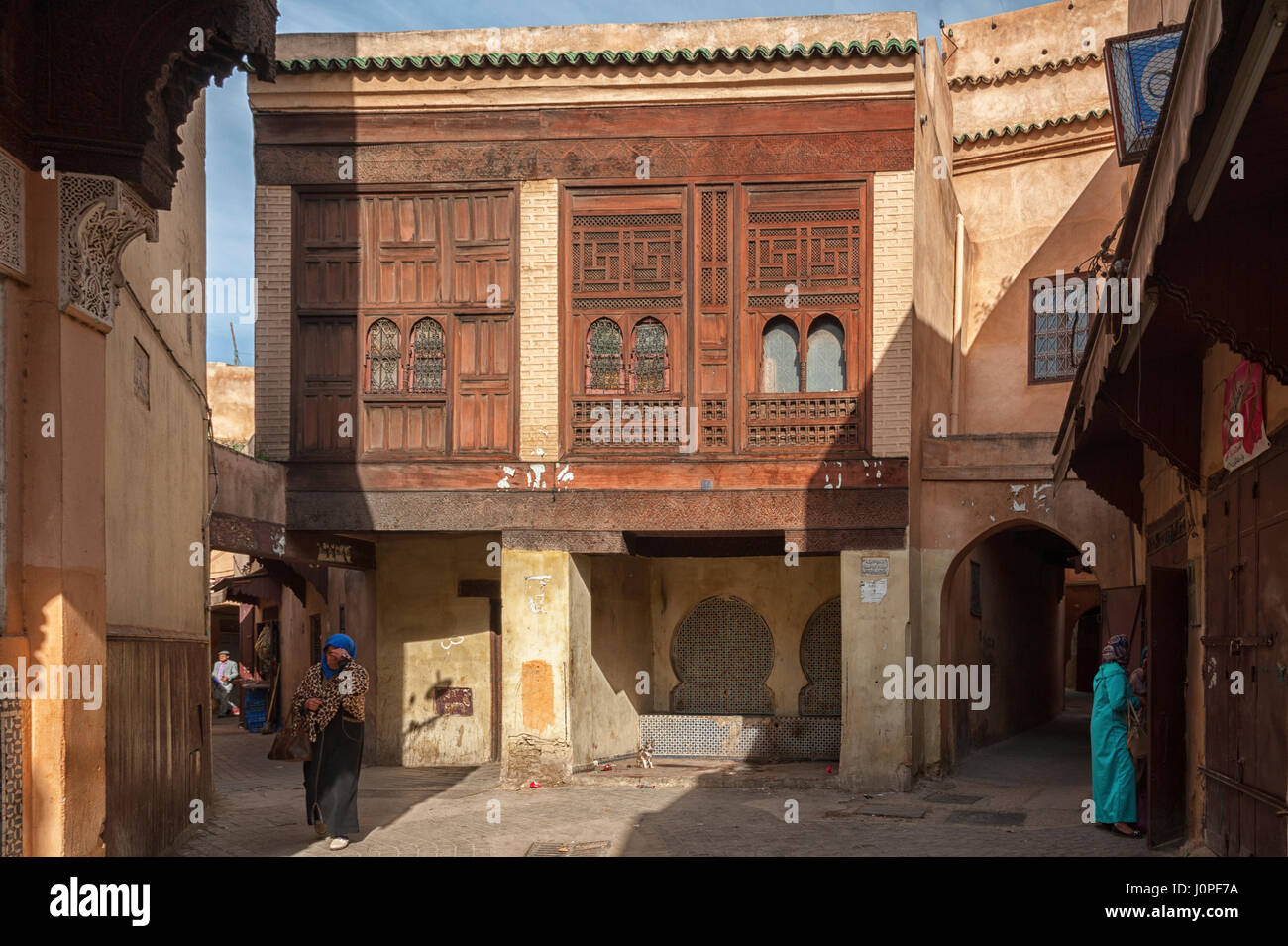 MEKNES, Marocco - 18 febbraio 2017: persone non identificate in strada di Meknes, Marocco. Meknes è una delle quattro città imperiali del Marocco. Foto Stock