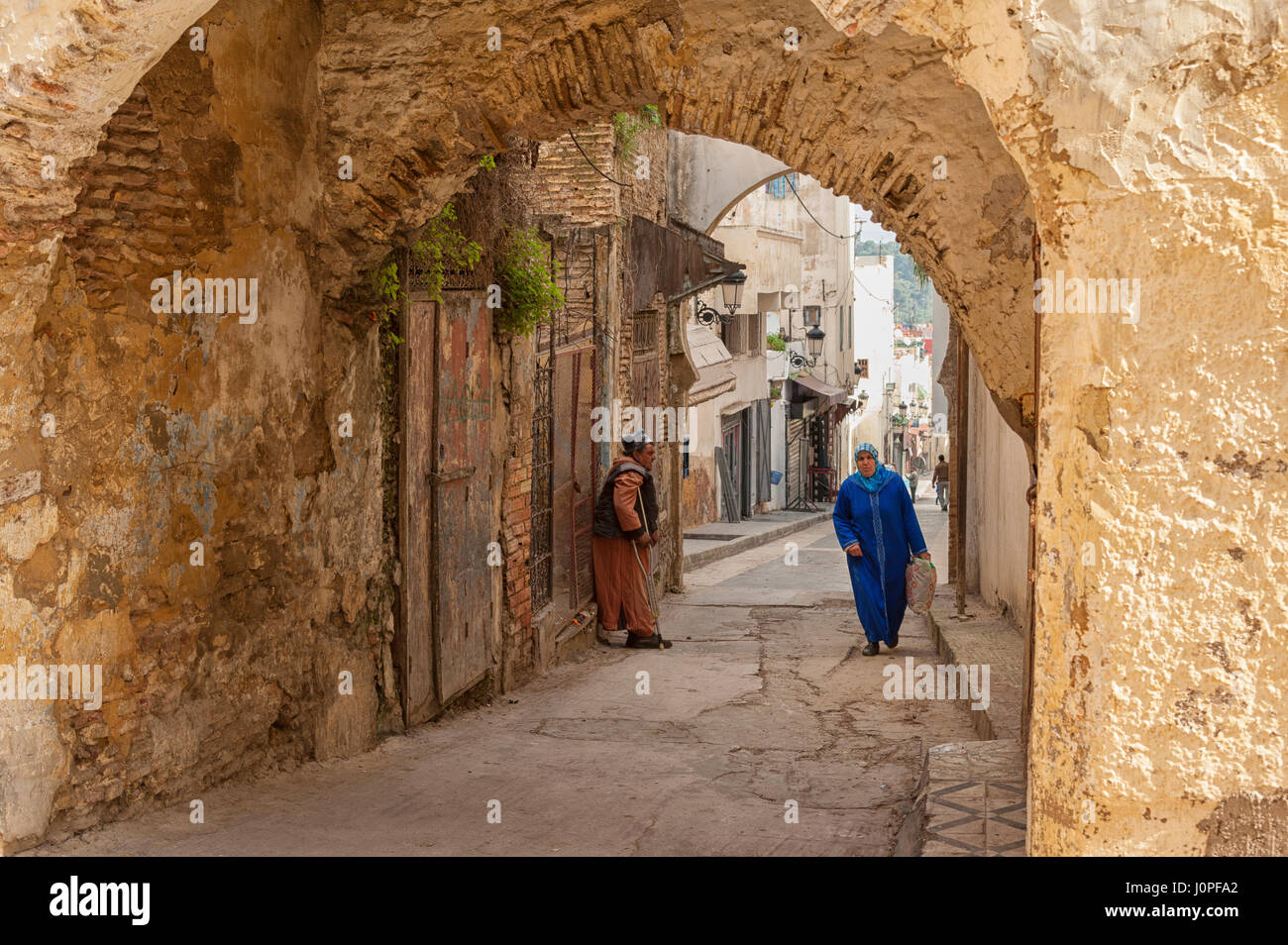 MEKNES, Marocco - 18 febbraio 2017: persone non identificate a piedi in strada di Meknes, Marocco. Meknes è una delle quattro città imperiali del Marocco Foto Stock