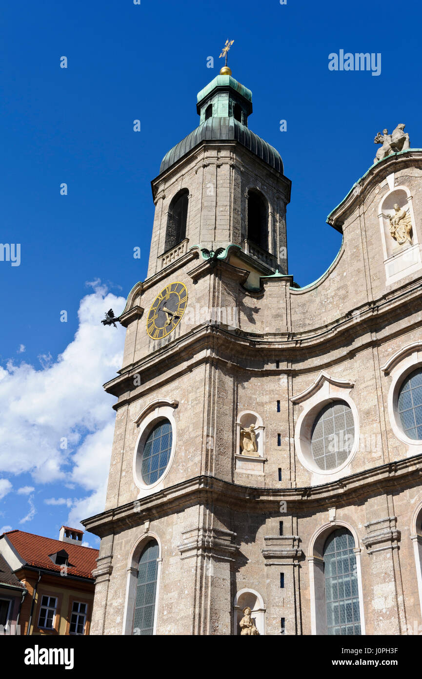 St James Cathedral a sinistra la Torre dell Orologio, Innsbruck, Austria Foto Stock