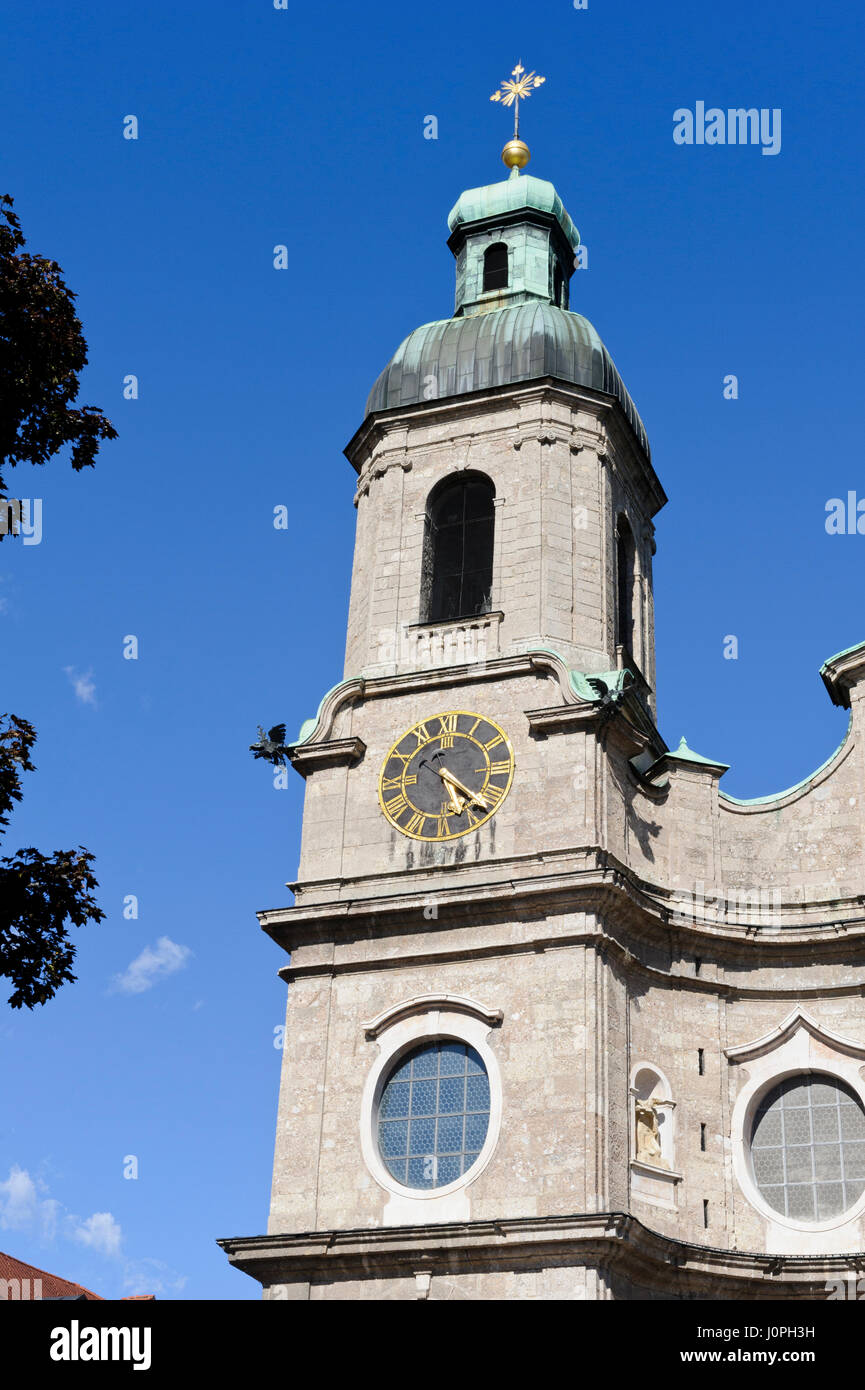 St James Cathedral a sinistra la Torre dell Orologio, Innsbruck, Austria Foto Stock