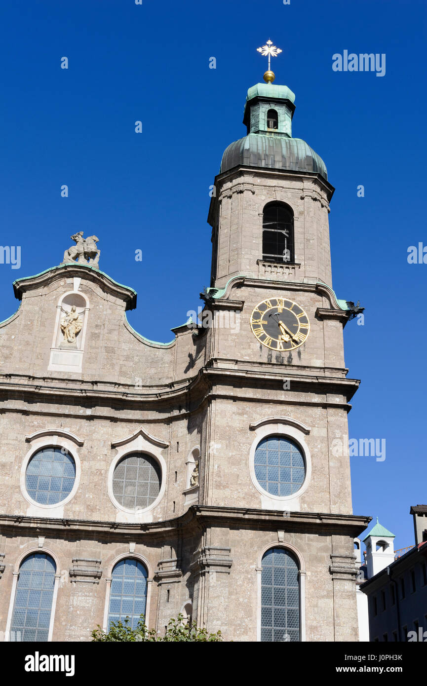 St James Cathedral a destra la torre dell orologio, Innsbruck, Austria Foto Stock