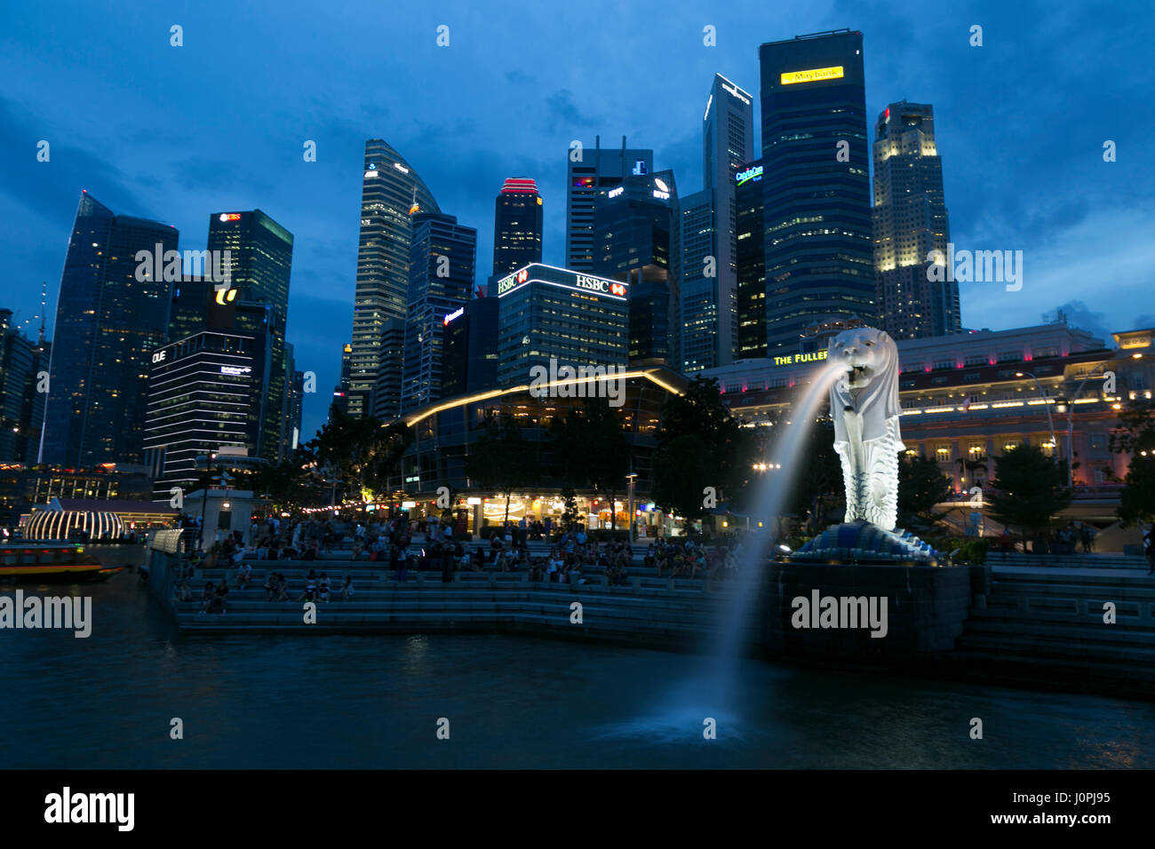 Merlion Singapore di notte. Foto Stock