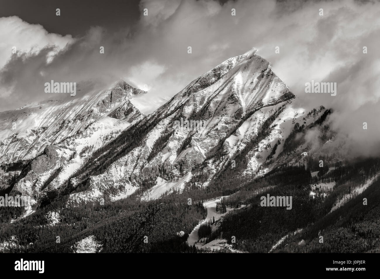 Petite e Grande Autane picchi di montagna in inverno (bianco e nero). Champsaur, Hautes Alpes, a sud delle Alpi Francesi, Francia Foto Stock