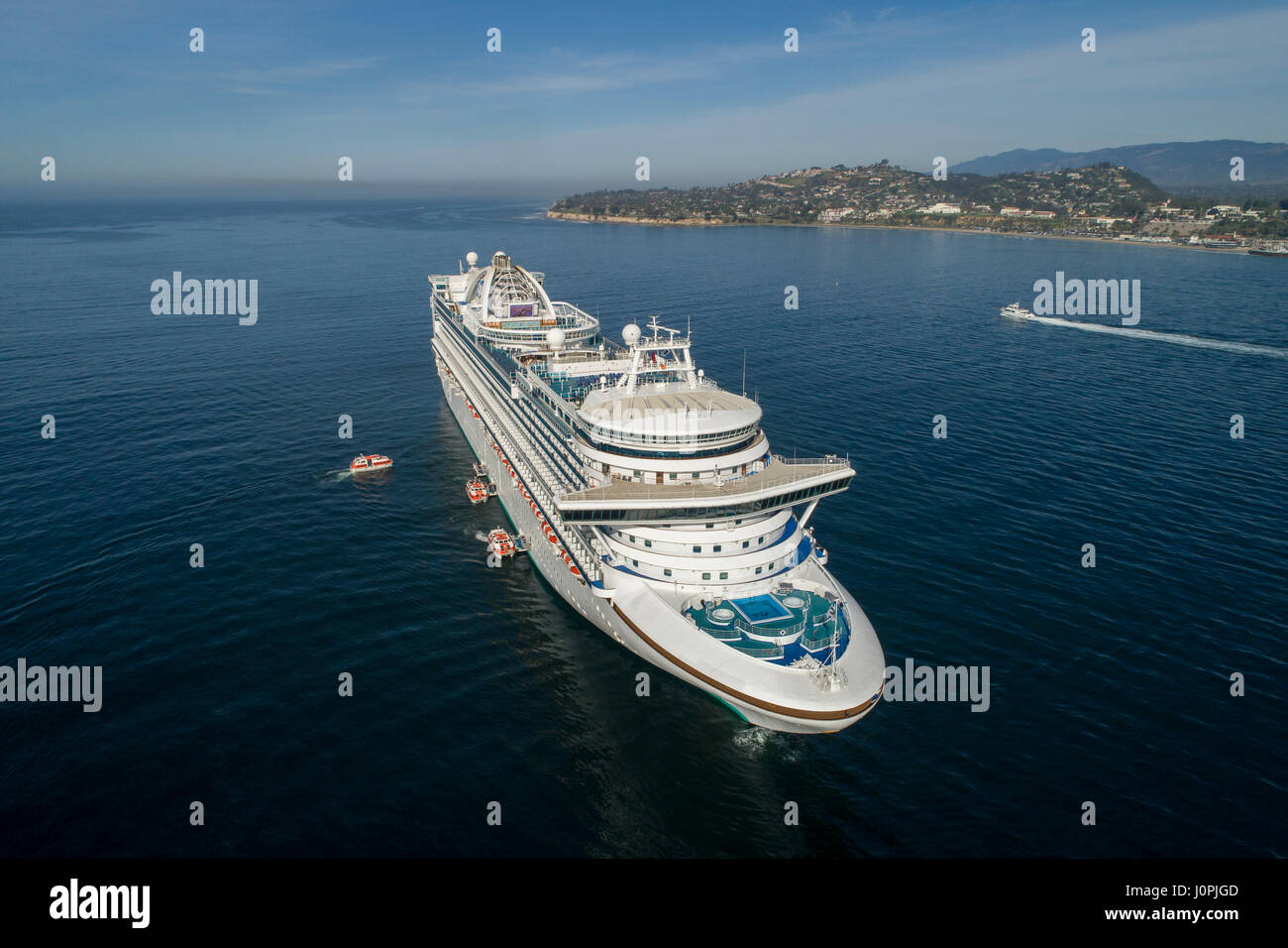 Ripresa aerea di una nave da crociera si avvicina Santa Barbara, CA Foto Stock