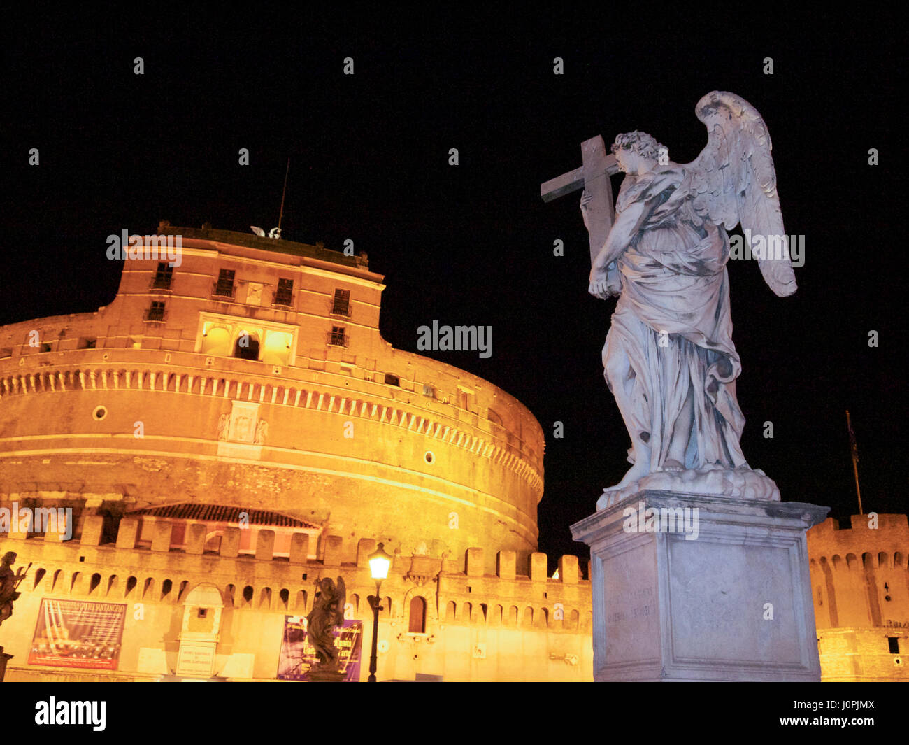 Statua del Bernini sul Ponte Sant'Angelo di fronte al Castello Sant'Angelo, Fiume Tevere, Roma, Italia, Europa Foto Stock