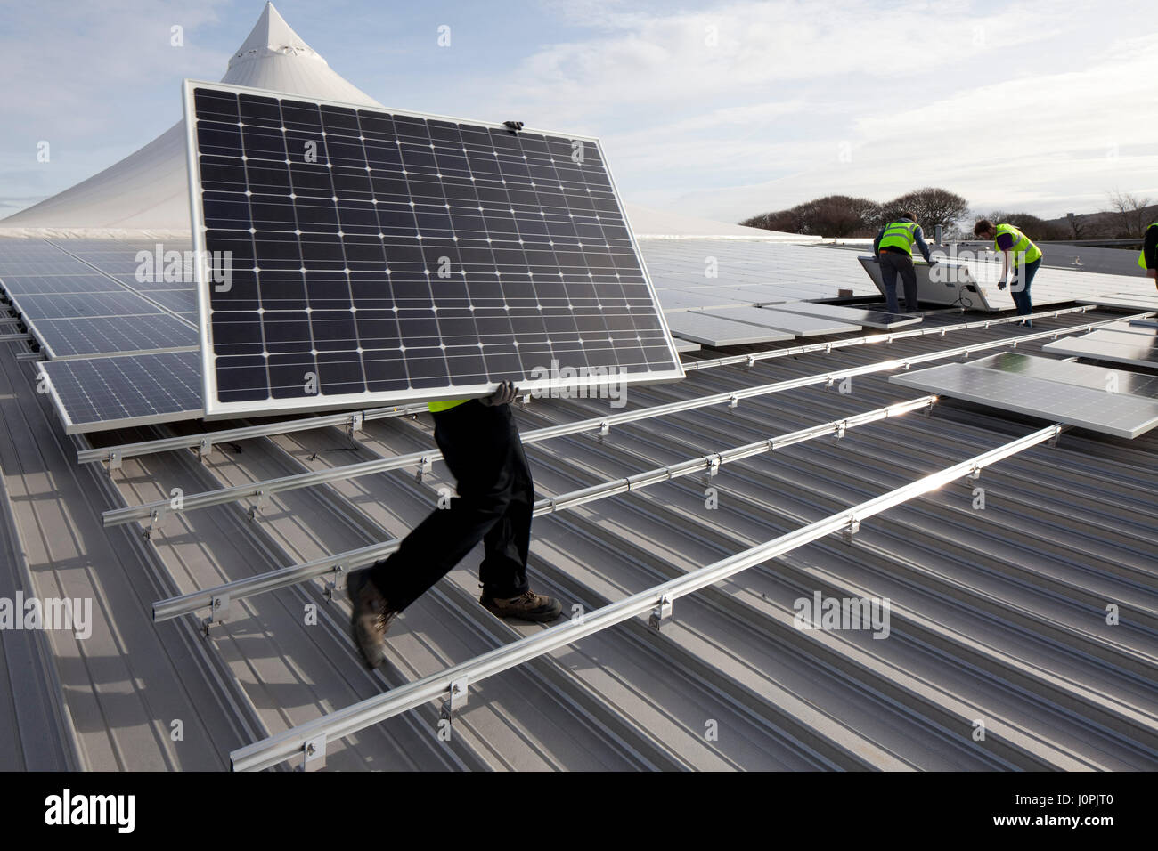 Solar pv essendo installato sul tetto di Truro college Foto Stock