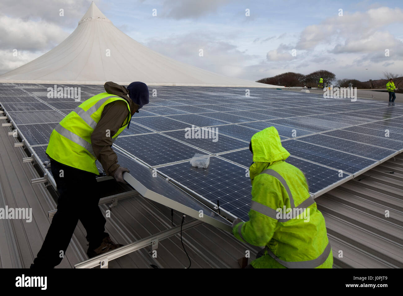 Solar pv essendo installato sul tetto di Truro college Foto Stock
