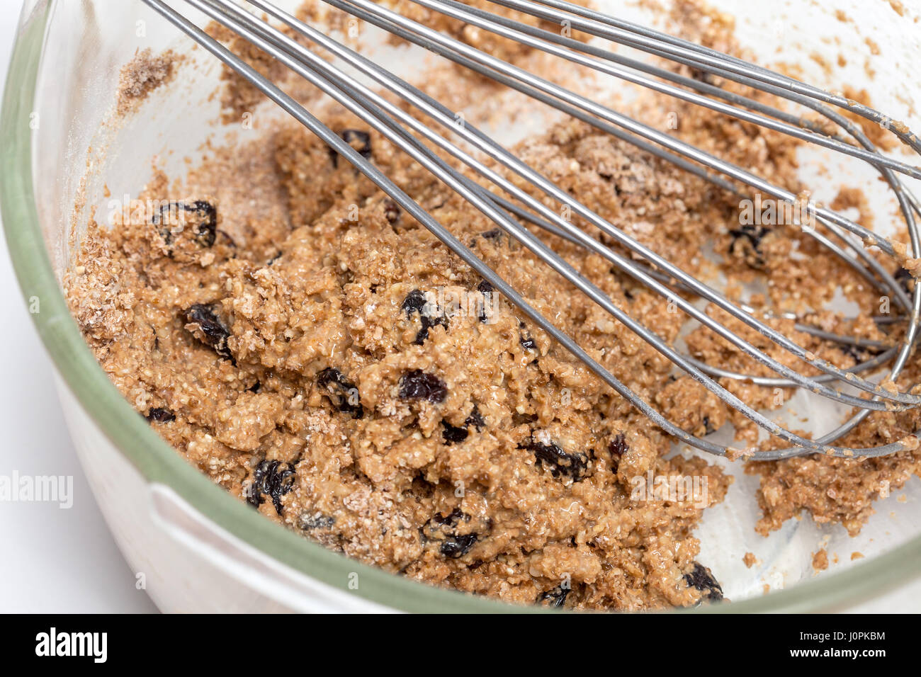 Crusca di frumento muffin preparazione : mescolare ingredienti per preparare solidale di crusca di frumento muffin Foto Stock