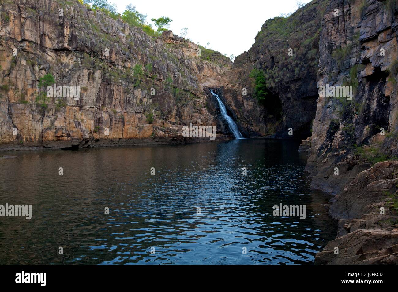 Una cascata cade nella piscina perfetta posto in un sistema fluviale, Blue Mountain regione, NSW Foto Stock