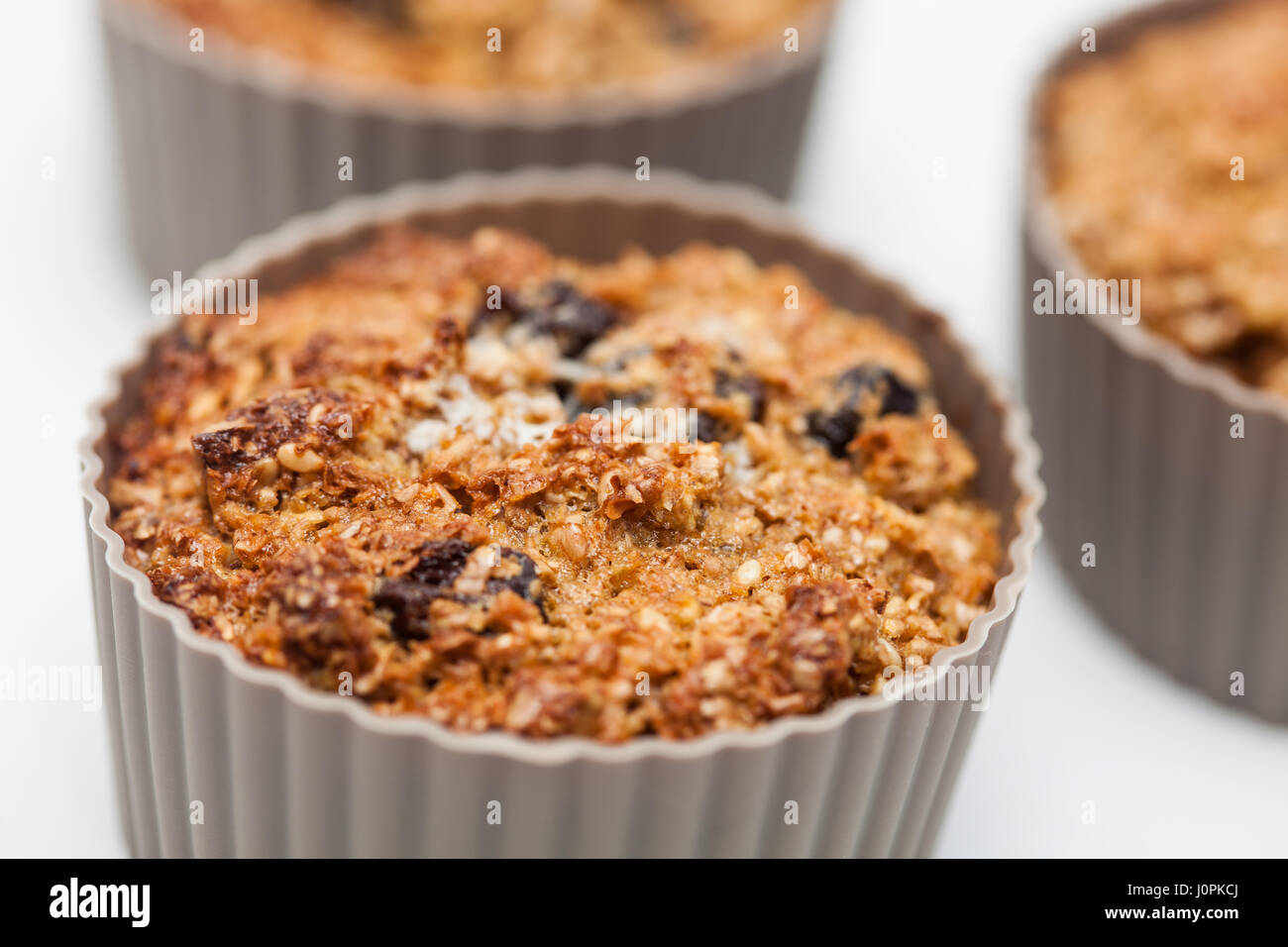 Crusca di frumento muffin preparazione : cotta di crusca di frumento muffin in silicone coppa di cottura Foto Stock