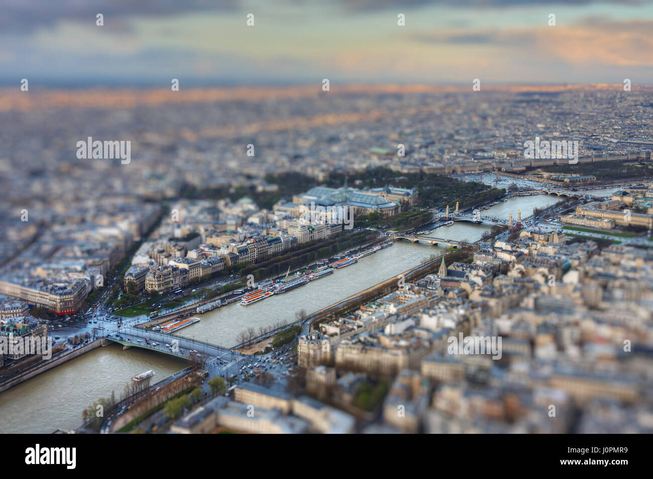 Vista dalla Torre Eiffel sul Quai d'Orsay, Port des Champs-Élysées, Port de la Conférence; Port du Gros Caillou; Pont des Invalides, Pont Alexandre III, Foto Stock