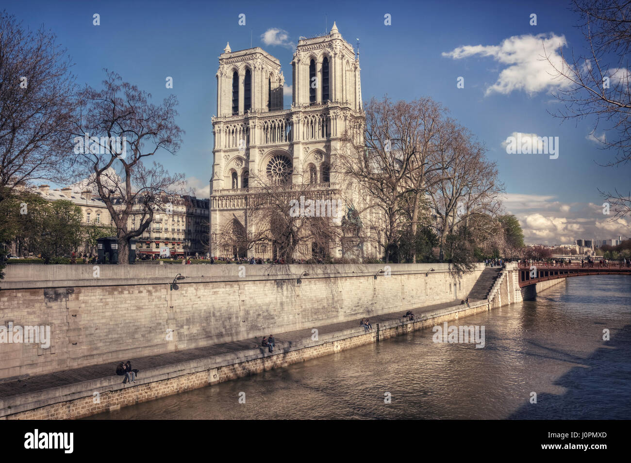 Vista del Notre Dame, Pont au Double e la Promenade Maurice Carême su una soleggiata giornata di primavera. Parigi. Francia Foto Stock