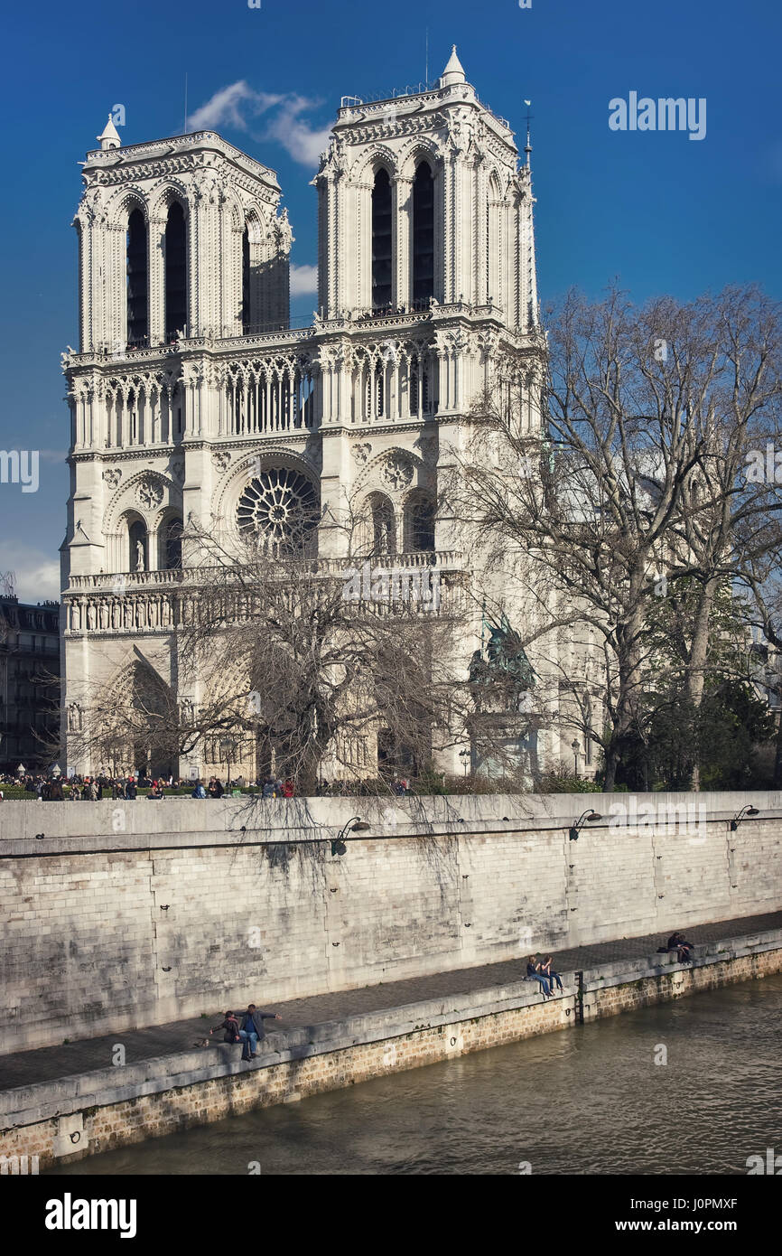 Vista del Notre Dame, Promenade Maurice Careme su una soleggiata giornata di primavera. Parigi. Francia Foto Stock
