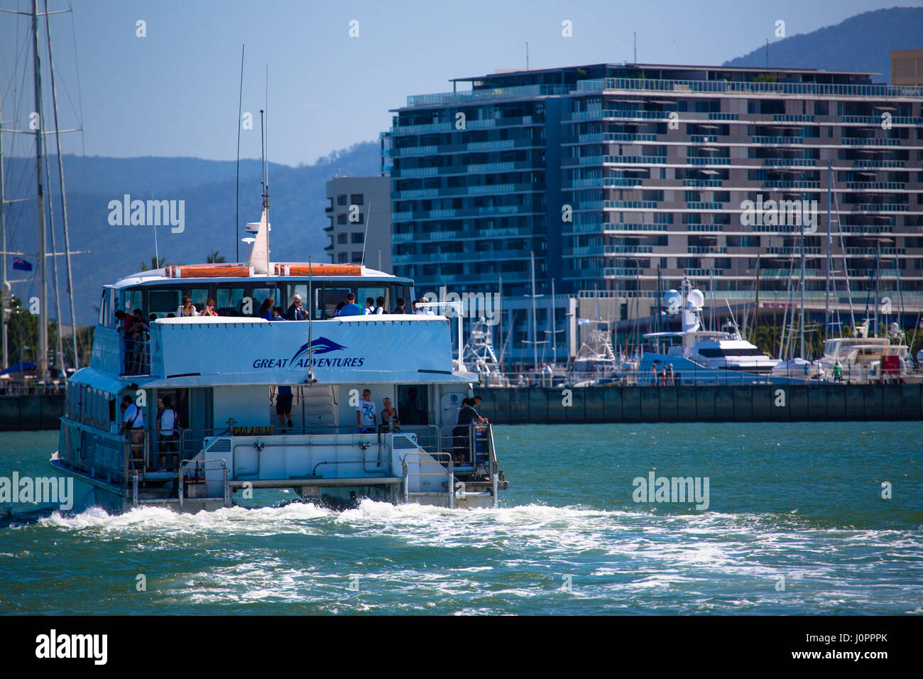 Un traghetto turistico ritorna da una giornata presso il reef, Cairns, North Queensland, Australia Foto Stock