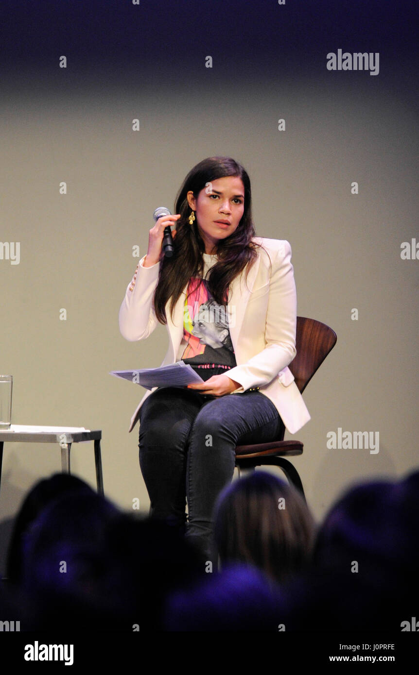 America Ferrera che partecipa a una conversazione con Chelsea Clinton a NeueHouse su Marzo 20, 2016 a Los Angeles, California. Foto Stock