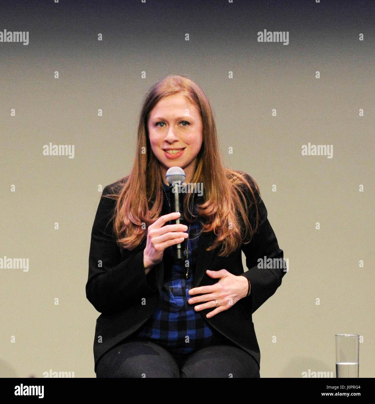 Chelsea Clinton parlando a una folla mentre la sua mano è sul suo ventre in gravidanza a NeueHouse su Marzo 20, 2016 a Los Angeles, California. Foto Stock